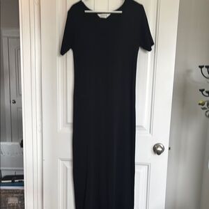 Misook Black Sheath Dress with Crew Neck and Short Sleeves